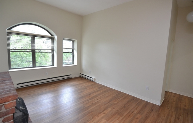 1 bed, 1 bath, 559 sqft, $2,995, Unit 60-10