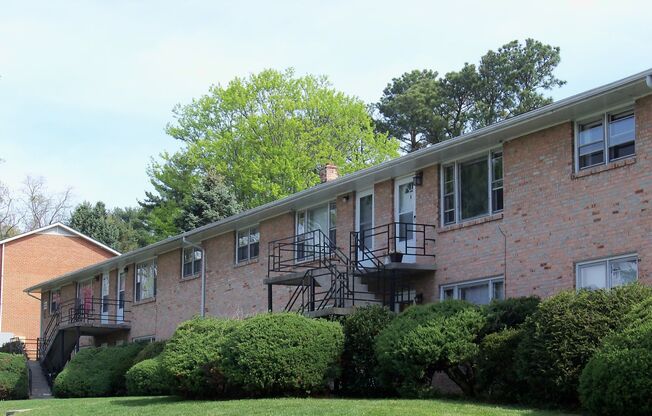 2 beds, 1 bath, 903 sqft, $1,210, Unit E-3