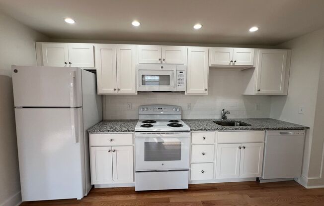 2 beds, 1 bath, 750 sqft, $2,099, Unit 5637 Hobart St. #34