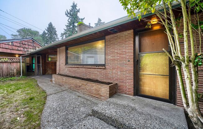 Ideally Located 3 Bed 1 Bath Burien Home w/ Huge Fenced Yard & Garage!
