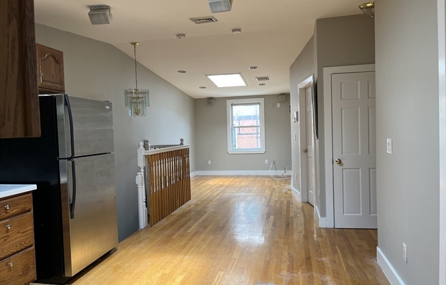 137 W 8 ST