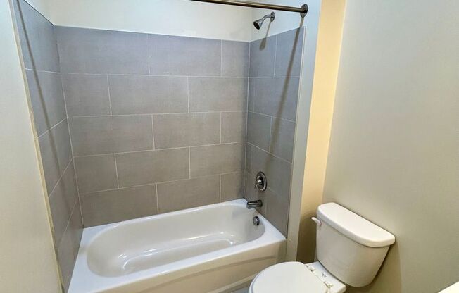 2 beds, 1 bath, 1,013 sqft, $1,499, Unit 411 Unit 201