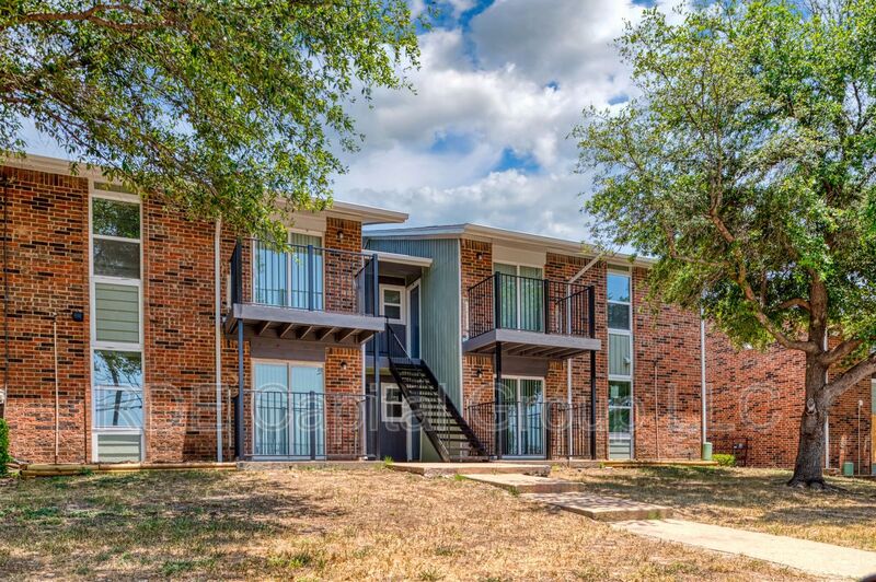 8021 W ELIZABETH LN