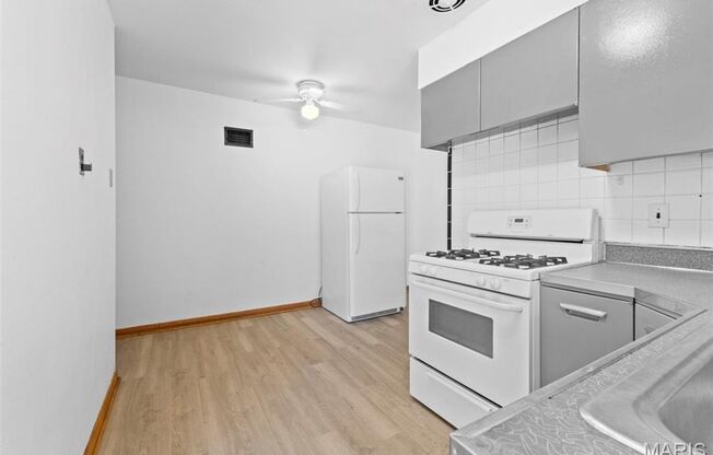 2 beds, 1 bath, 770 sqft, $1,200, Unit Southwest Ave - 2048