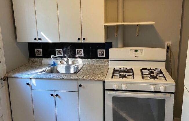 Cozy, Two Bed Available 7/15