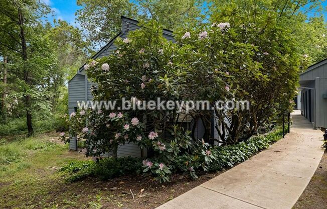 2 Bed, 1 Bath Condo at Franciscan Condominiums Close to PCC and I-5 for easy access