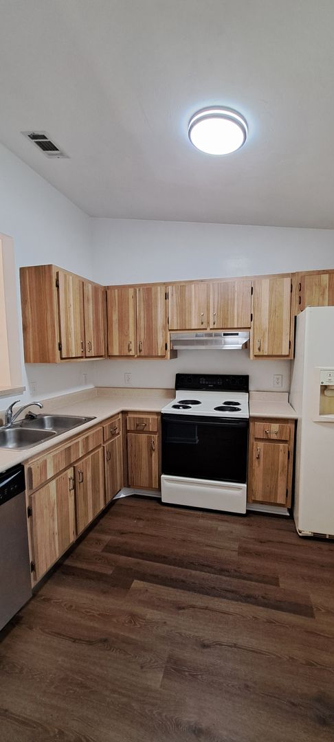 2 beds, 1 bath, $1,050