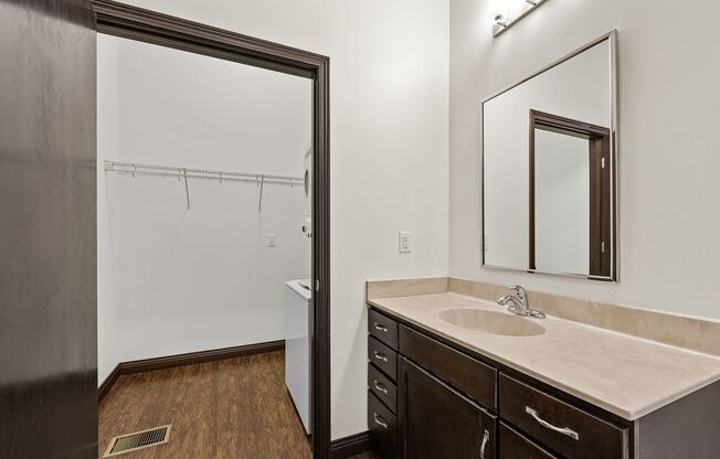 1 bed, 1 bath, 718 sqft, $875, Unit Ellis Urban Lofts - 111