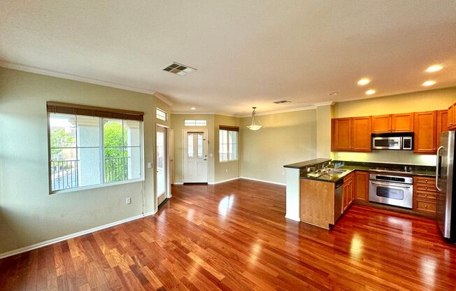Great 2B/2BA Condo w/ Washer/Dryer, Pool & Upgrades Throughout!