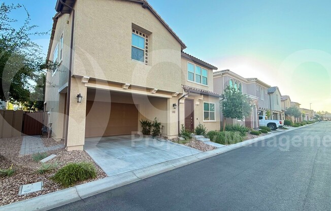 1068 E SABINO DR