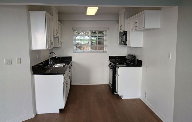 2 beds, 1 bath, 800 sqft, $2,250, Unit 320-03