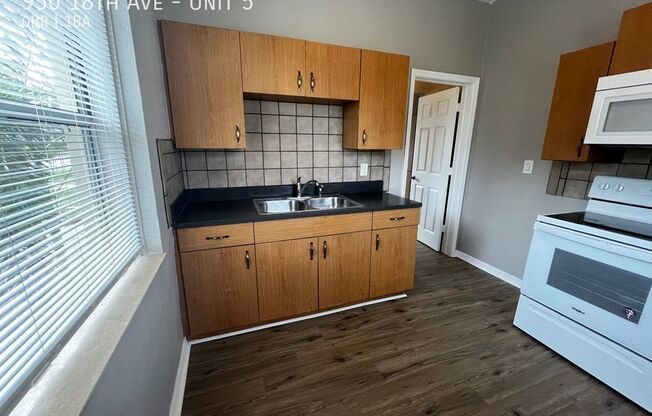 950 18 AVE