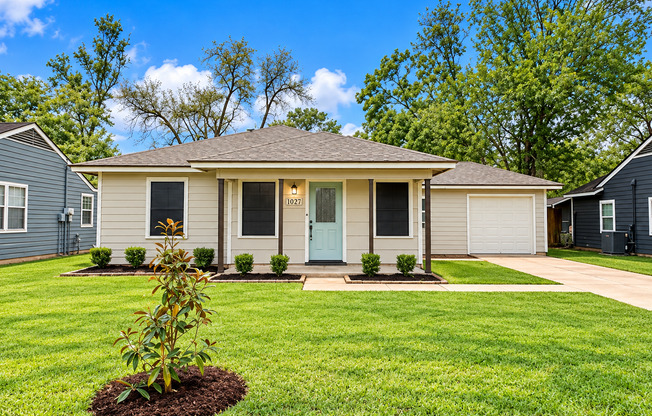 Beautiful 2/1/1 w/ study in Angleton!! Very Cute Home !