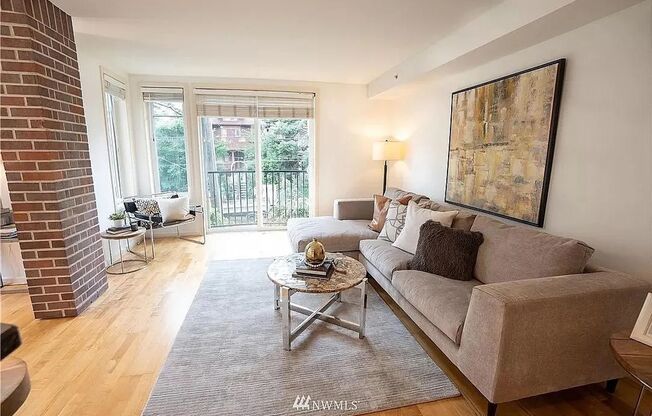 Beautiful 2 Bed / 2 Bath Condo in the Heart of Capitol Hill, Seattle