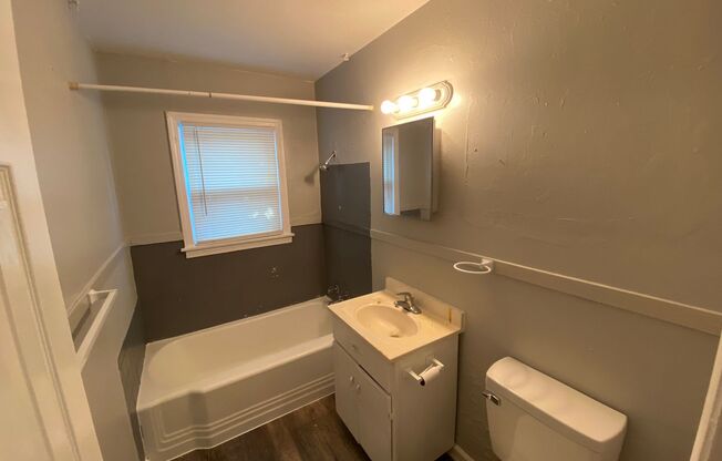 2 beds, 1 bath, $795, Unit 915 N Oliver