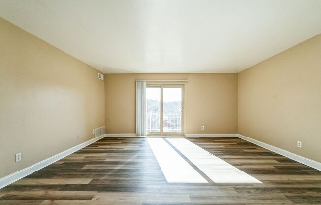 2 beds, 2 baths, 999 sqft, $2,105, Unit I33