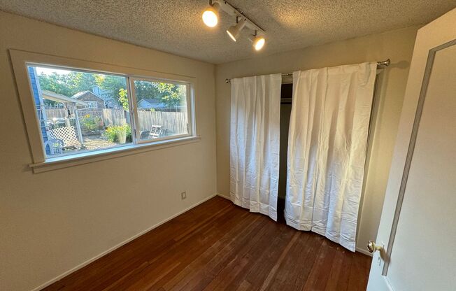 3 beds, 1 bath, $2,100