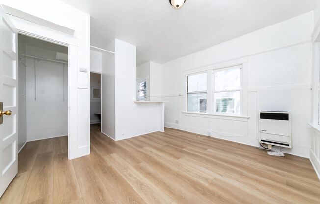 Studio, 1 bath, 300 sqft, $1,900, Unit Unit 6