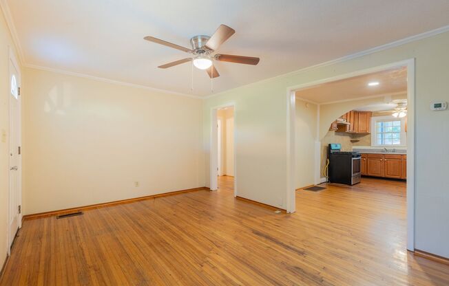 Convenient 2/1 home in the middle of town!