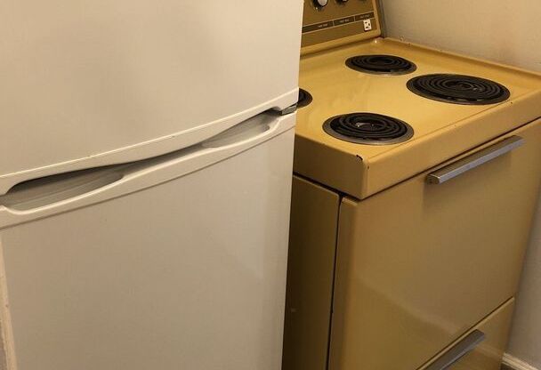 1 bed, 1 bath, $640, Unit R