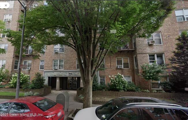 759 E 10th St