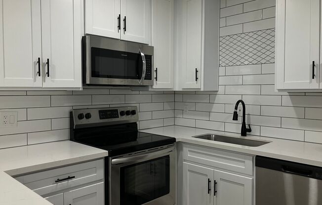 Beautifully Remodeled 2 bedroom, 1 Bath! Full Size washer and dryer!!
