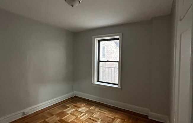 3 beds, 1 bath, $2,600, Unit 202