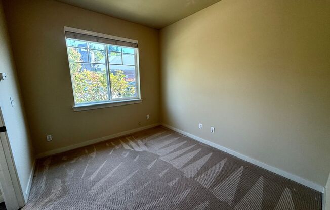 Spacious 2 bedroom 2 1/2 bath Plus Den  townhome