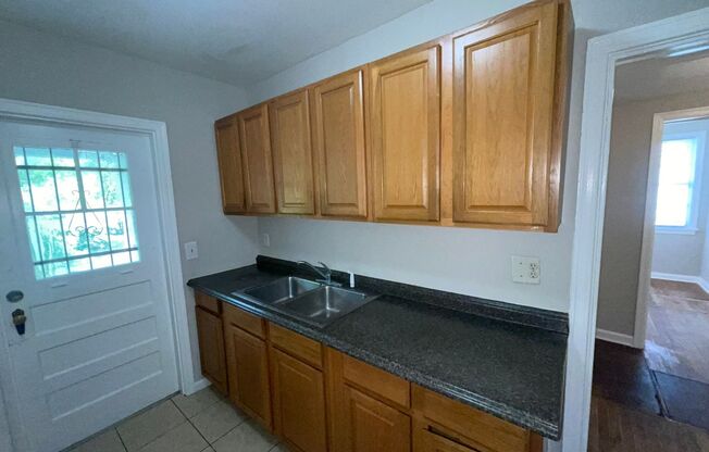 2 beds, 1 bath, $1,400