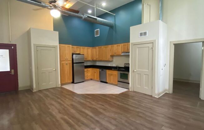 1 bed, 1 bath, 648 sqft, $1,095, Unit 1517 S. Theresa Ave. #101