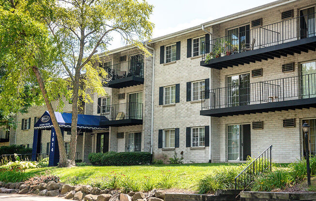 apartments with patio/balcony at rivers edge apartments