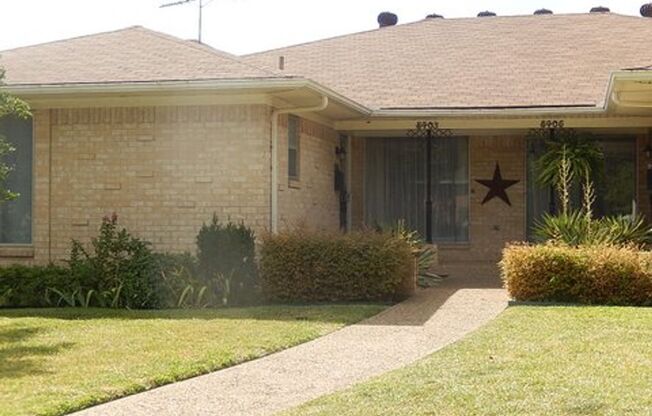 2 bedroom, 2 Bath Duplex in Old Lake Highlands