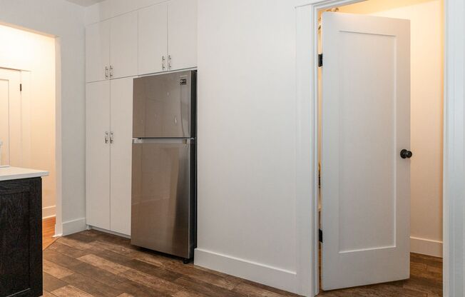 2 beds, 1 bath, $2,500, Unit 603 N. Mott