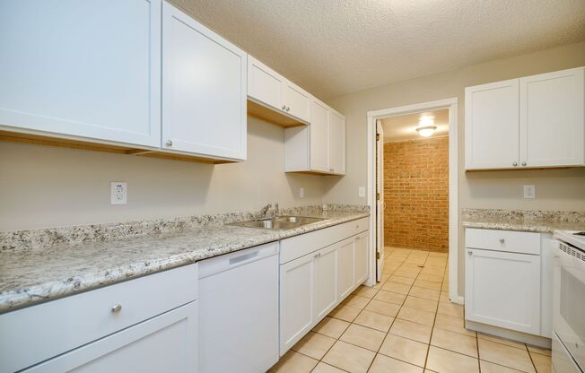Summit Crossing Apartments – Spacious Living with Pool, Laundry, and a Prime Location