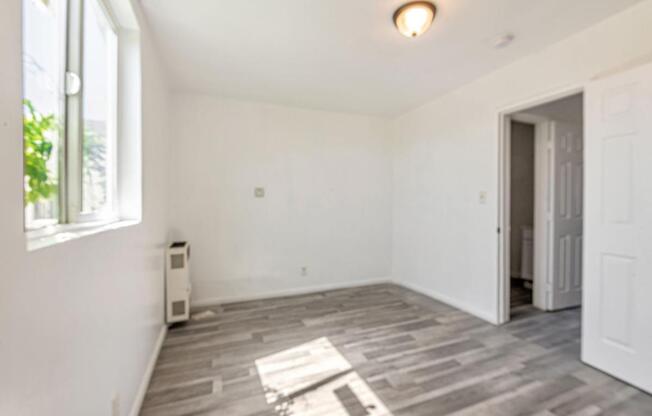 847 W 43 ST