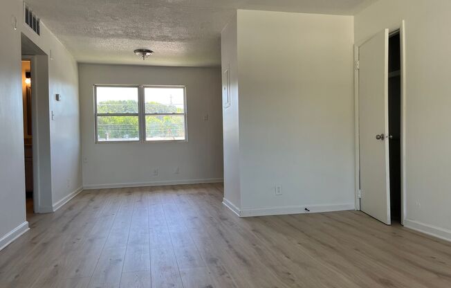 2 beds, 1 bath, $1,100, Unit 28-D