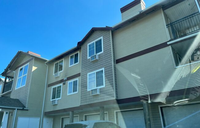 Fantastic 2Bd/ 2Ba condo with Covered Patio and & New Carpet!