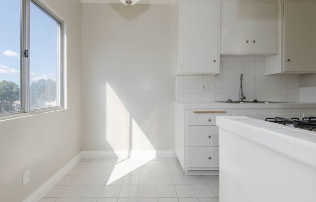 Studio, 1 bath, 390 sqft, $1,825, Unit 10