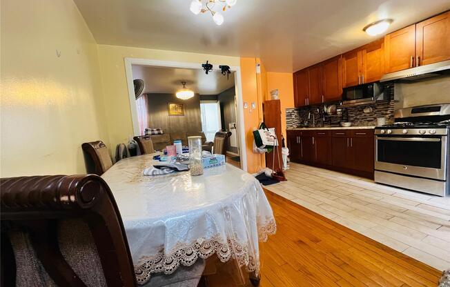 3 beds, 1 bath, $3,000, Unit 2