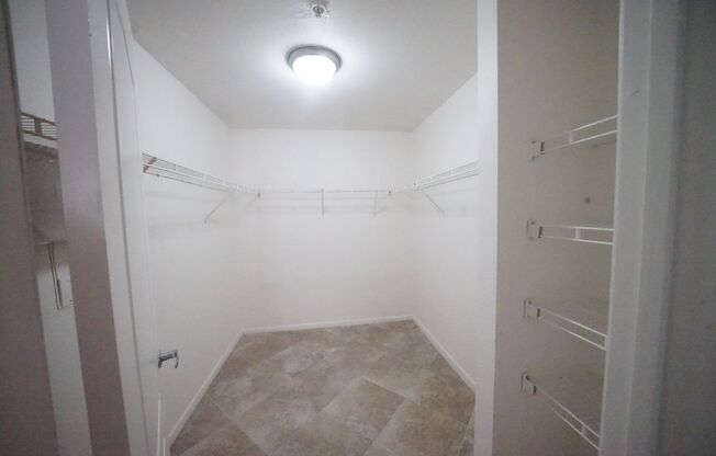 1 bed, 1 bath, $1,195, Unit Building#13 Parcel#138-21-613-299