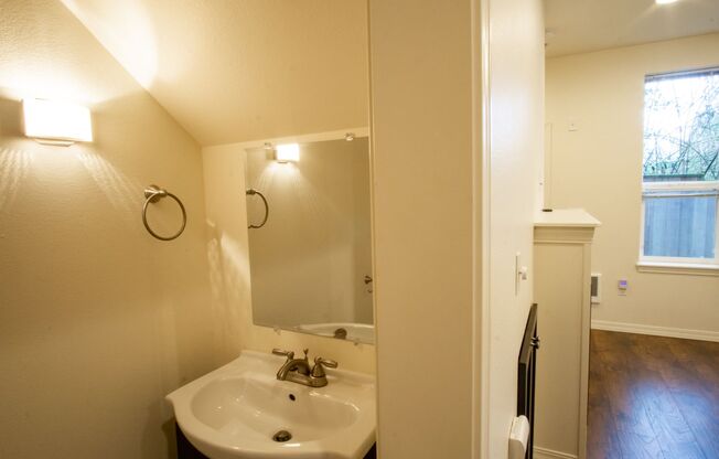 Sellwood: Lease this 1 Bed: 1 1/2 Bath! Washer/Dryer, D/W & Balcony!