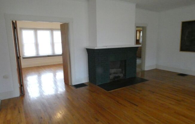 2 beds, 1 bath, $840, Unit Apt 101