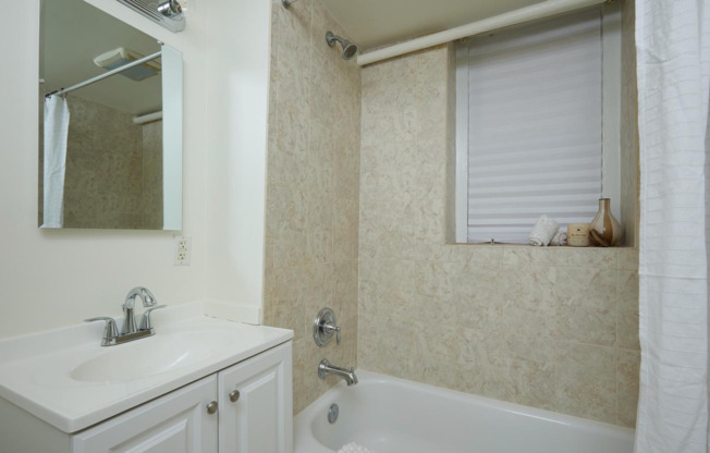 Cozy Studio Steps from Meridian Hill Park!