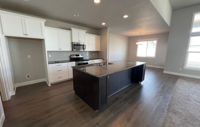 Beautiful South Kennewick Home! Available May 11th