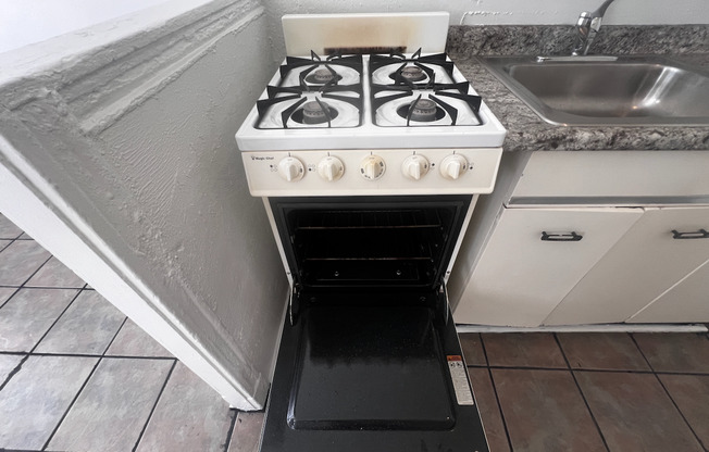 Studio, 1 bath, 450 sqft, $945, Unit 414