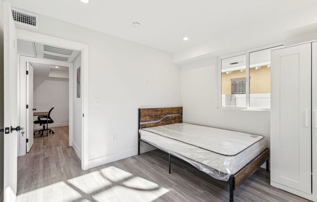 MH 1314 W 35th Pl
