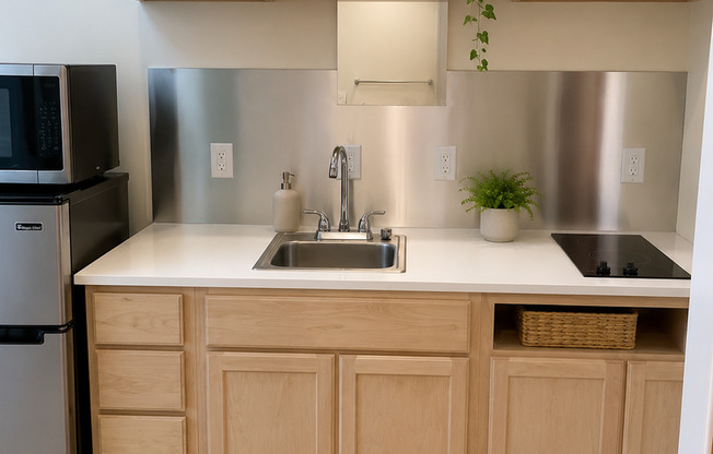 Studio, 1 bath, 346 sqft, $975, Unit 702