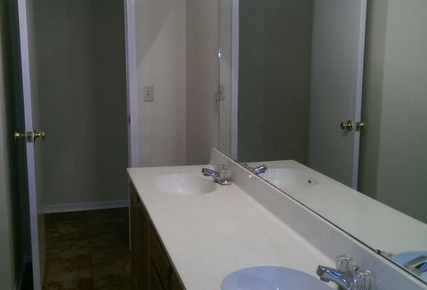 2 beds, 1 bath, $690, Unit 22