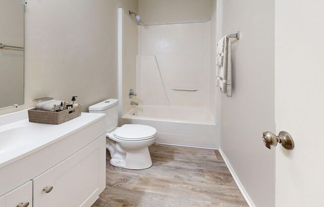 2 beds, 1 bath, 980 sqft, $949, Unit 1160/163