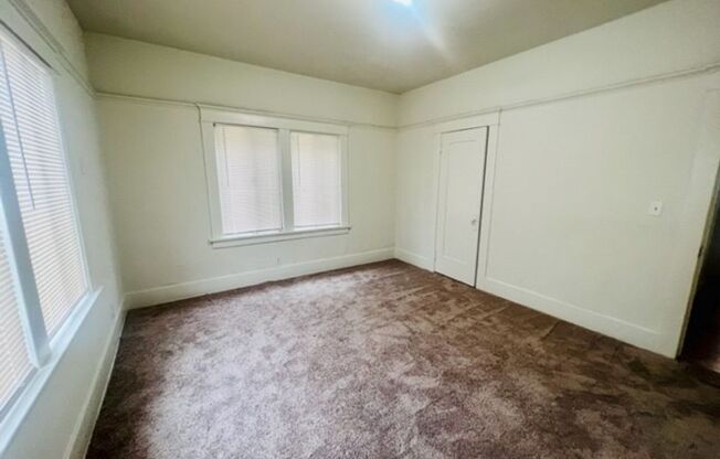 3 beds, 1 bath, $2,500, Unit 739